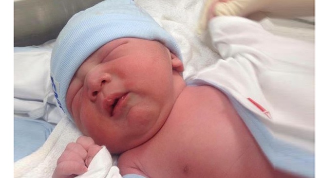 Ung Hoang Phuc khoe anh con trai vua chao doi hinh anh