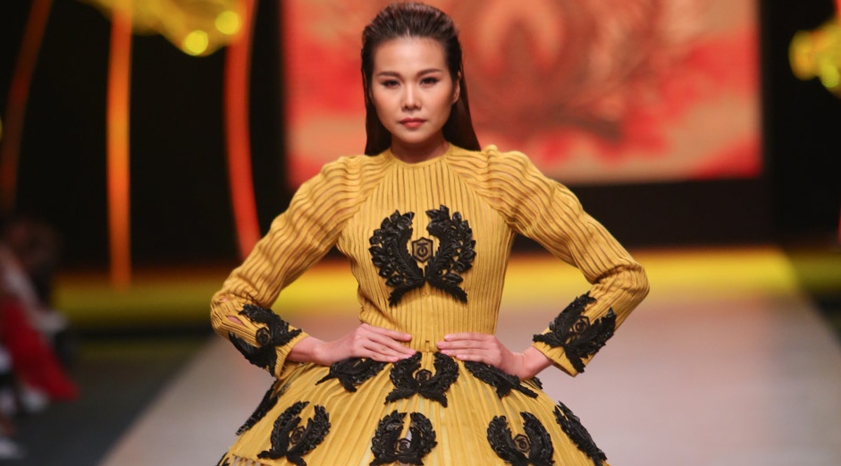 Thanh Hang dien vay bong benh kieu sa catwalk hinh anh