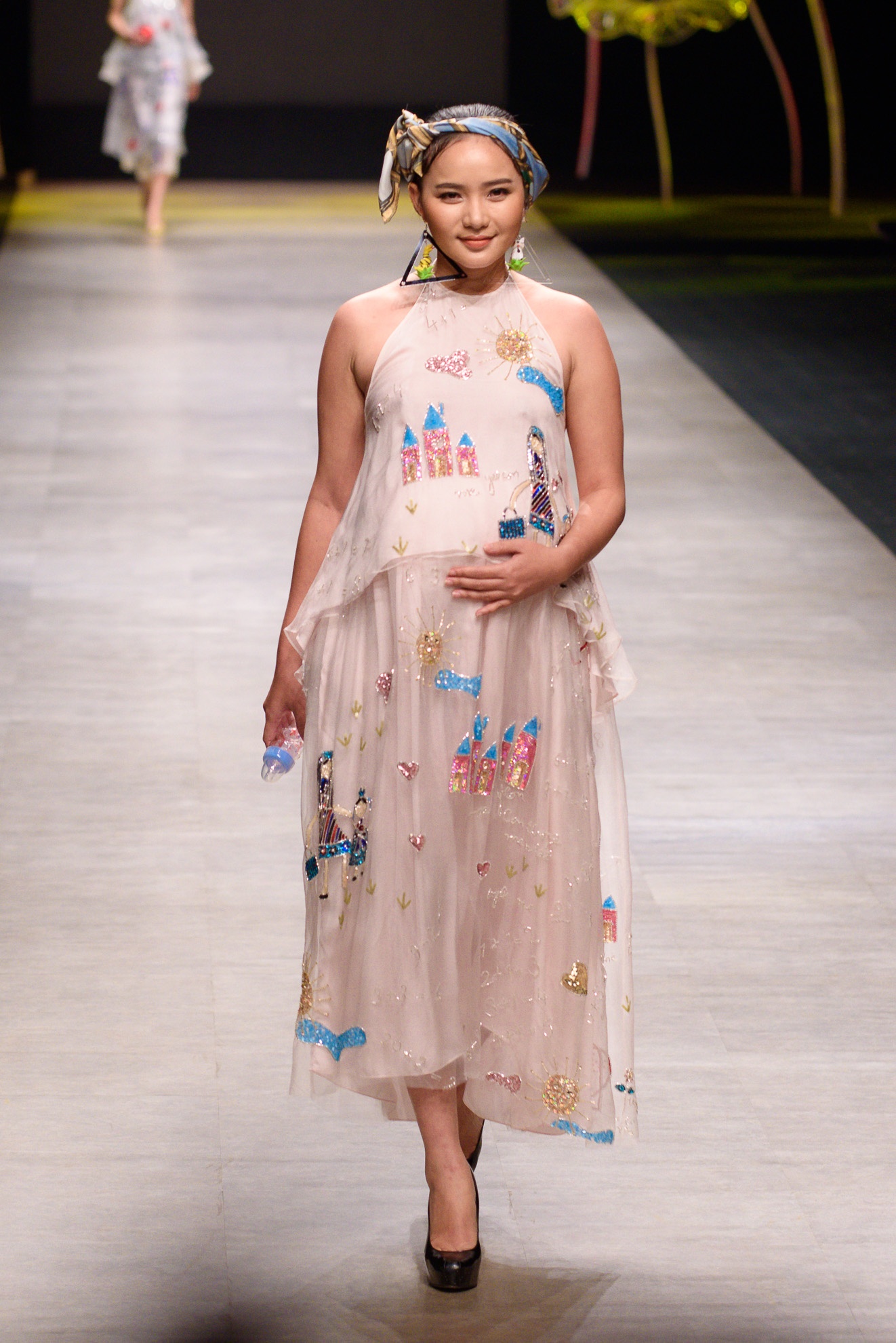 Phan Nhu Thao mang bau dien catwalk anh 1