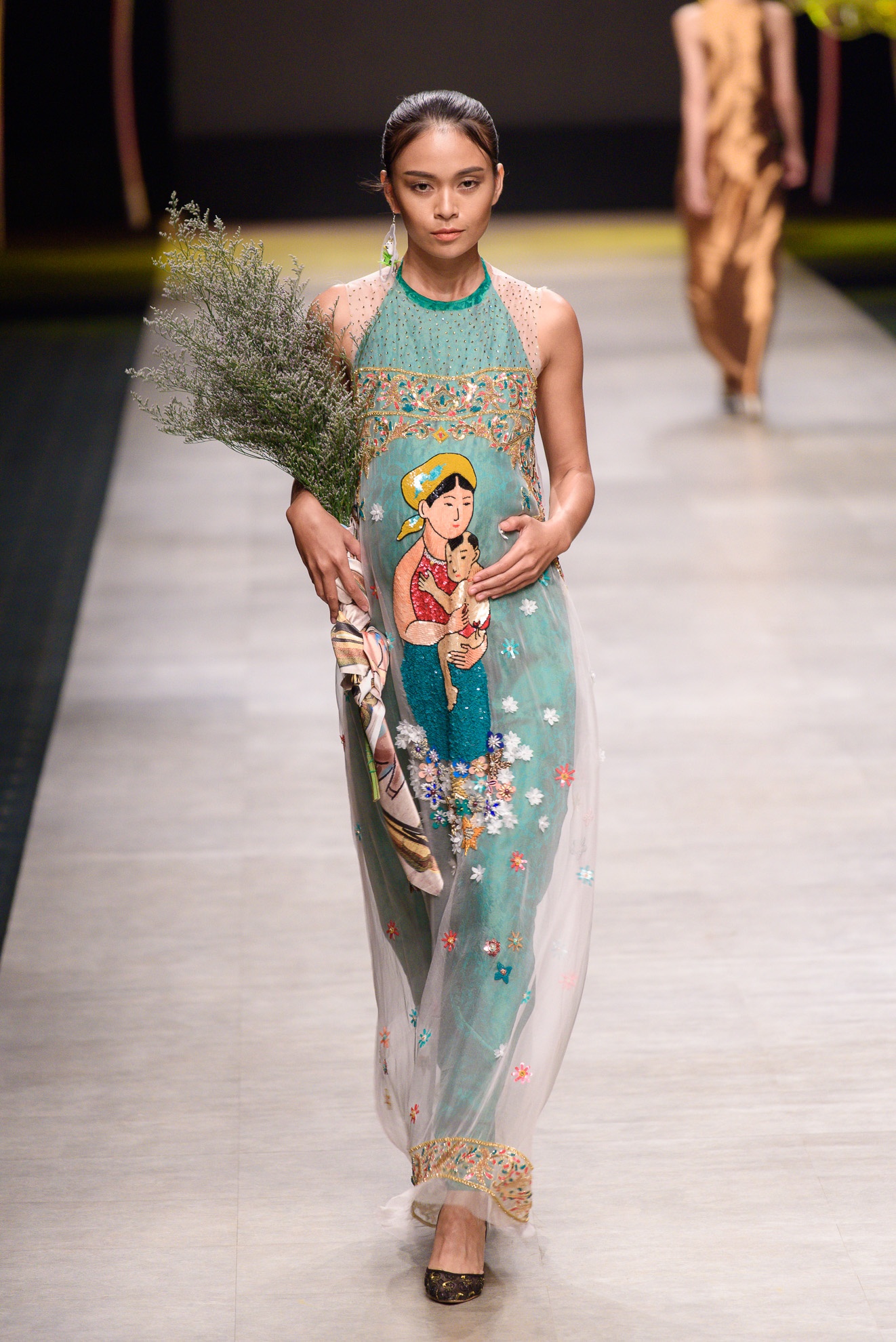 Phan Nhu Thao mang bau dien catwalk anh 12