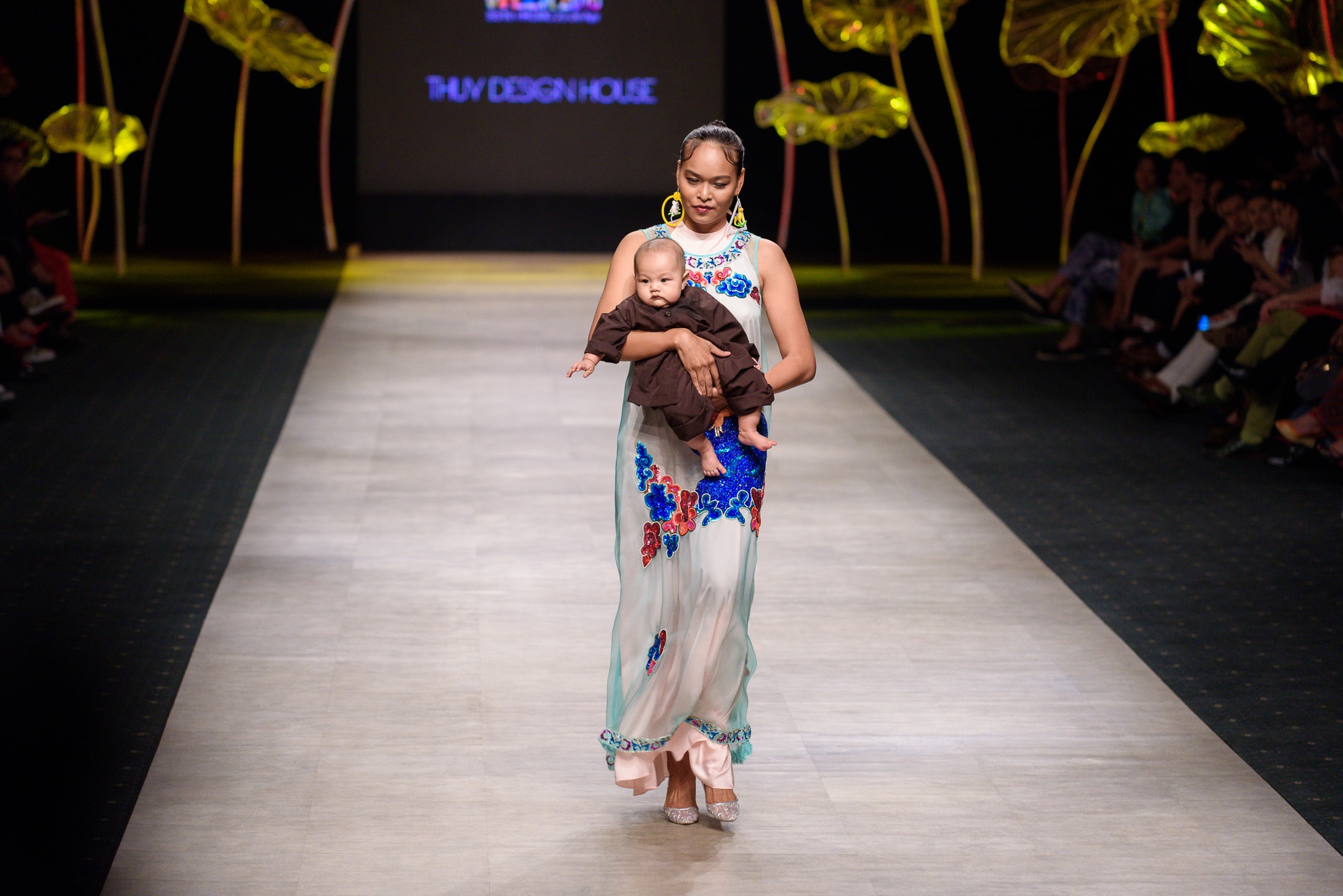 Phan Nhu Thao mang bau dien catwalk anh 13