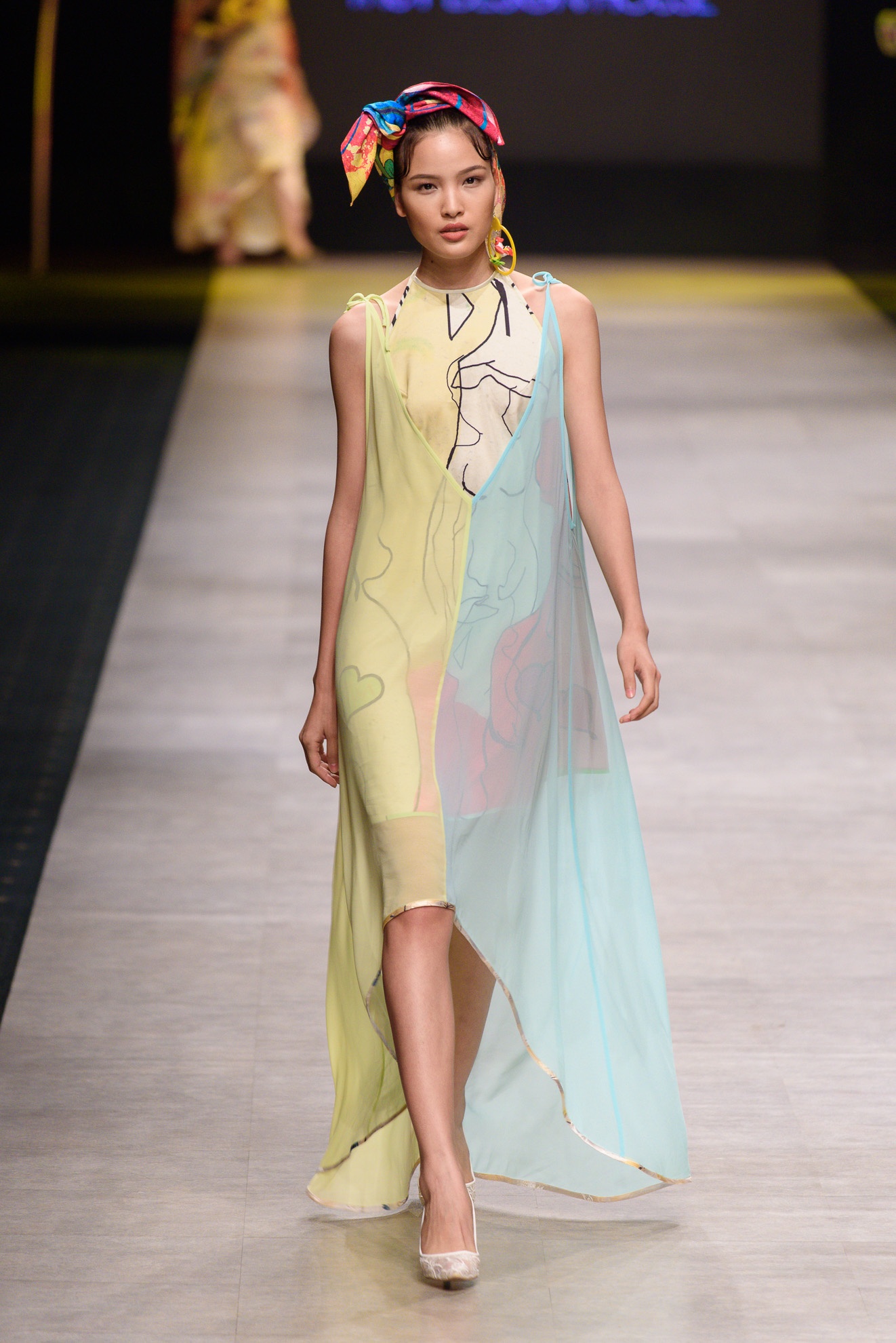 Phan Nhu Thao mang bau dien catwalk anh 4