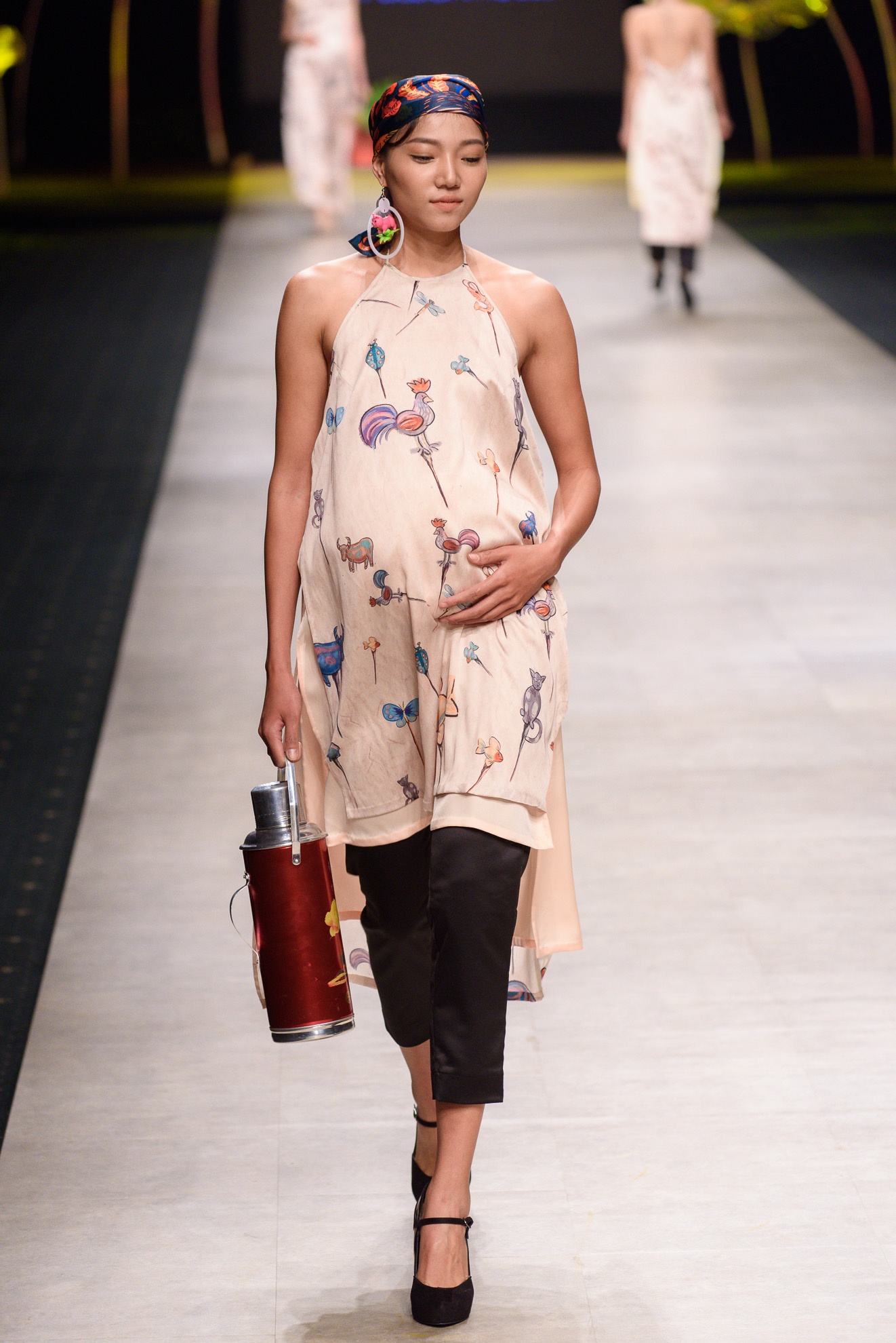 Phan Nhu Thao mang bau dien catwalk anh 7