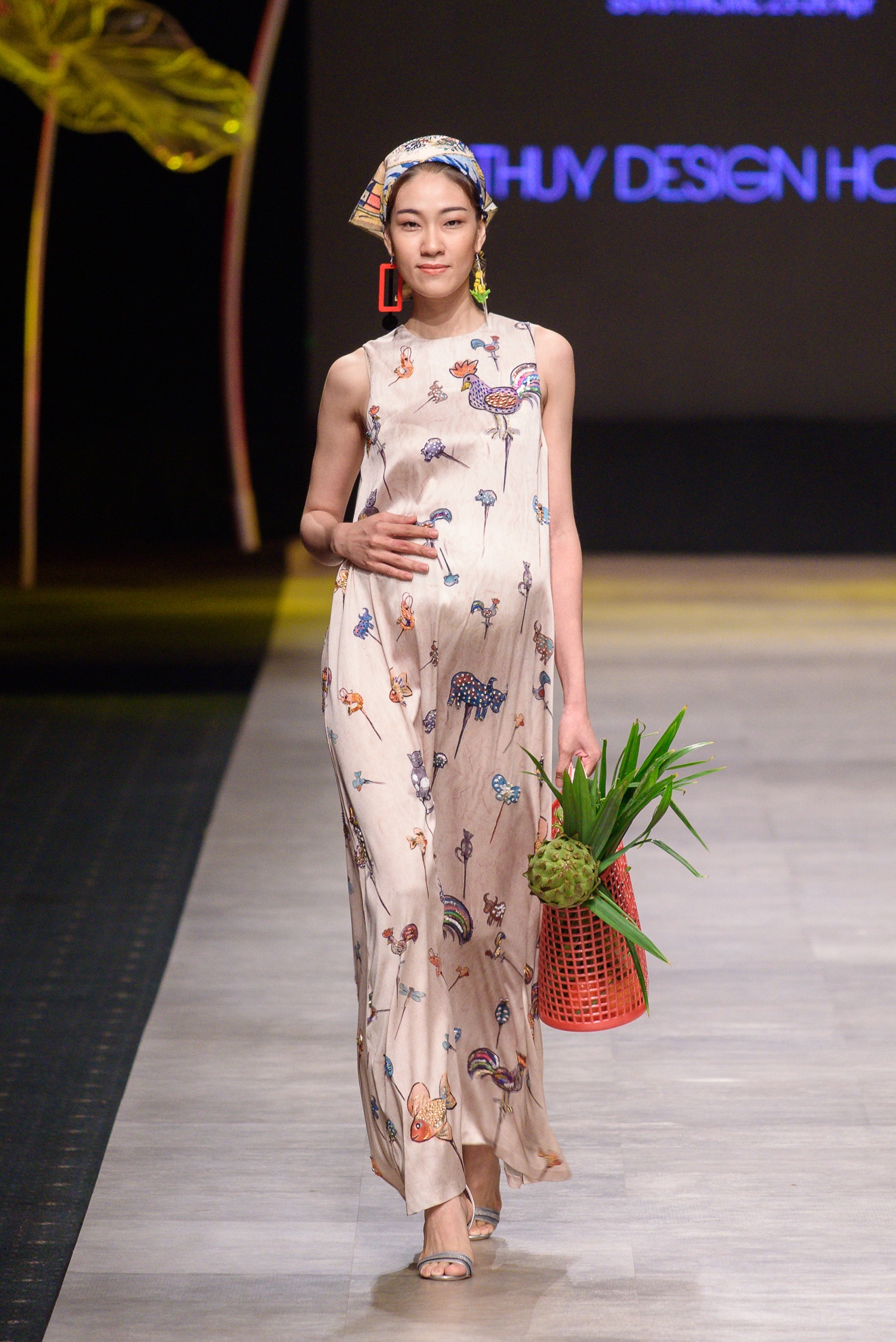 Phan Nhu Thao mang bau dien catwalk anh 8