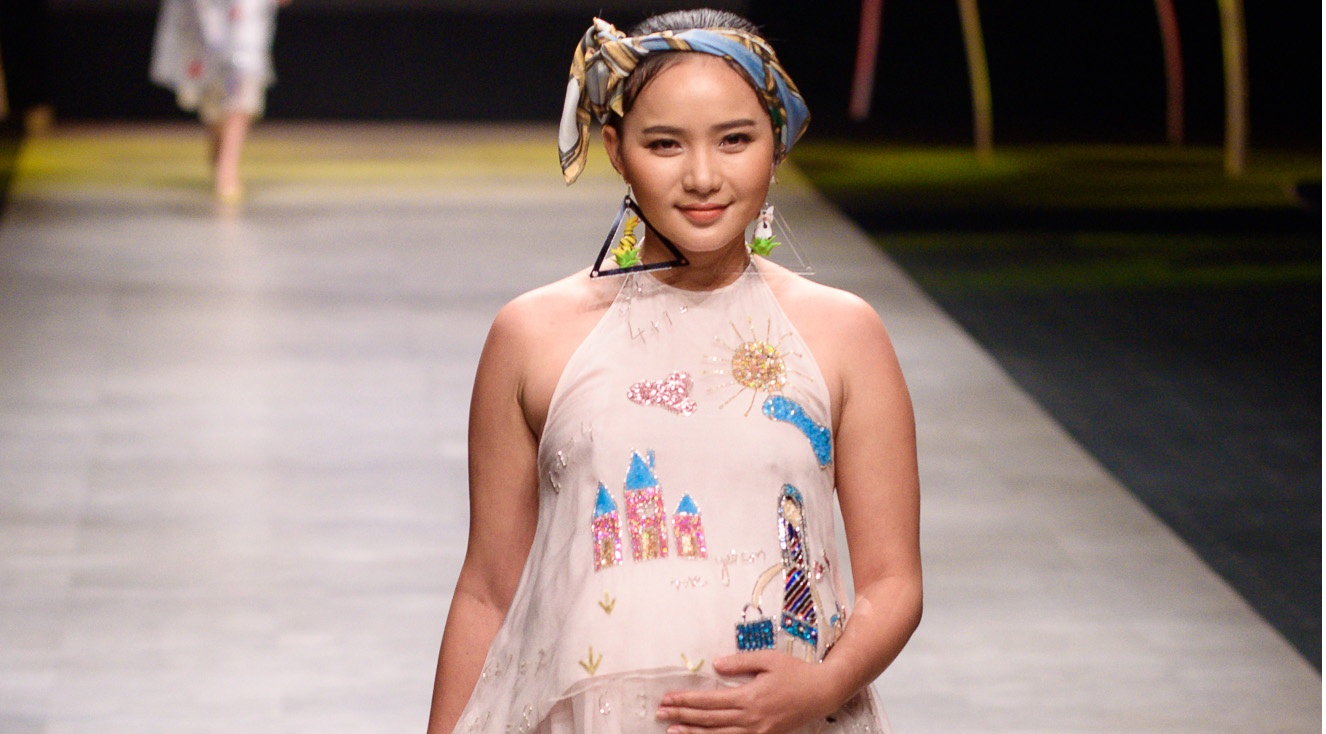 Phan Nhu Thao om bung bau len san catwalk hinh anh