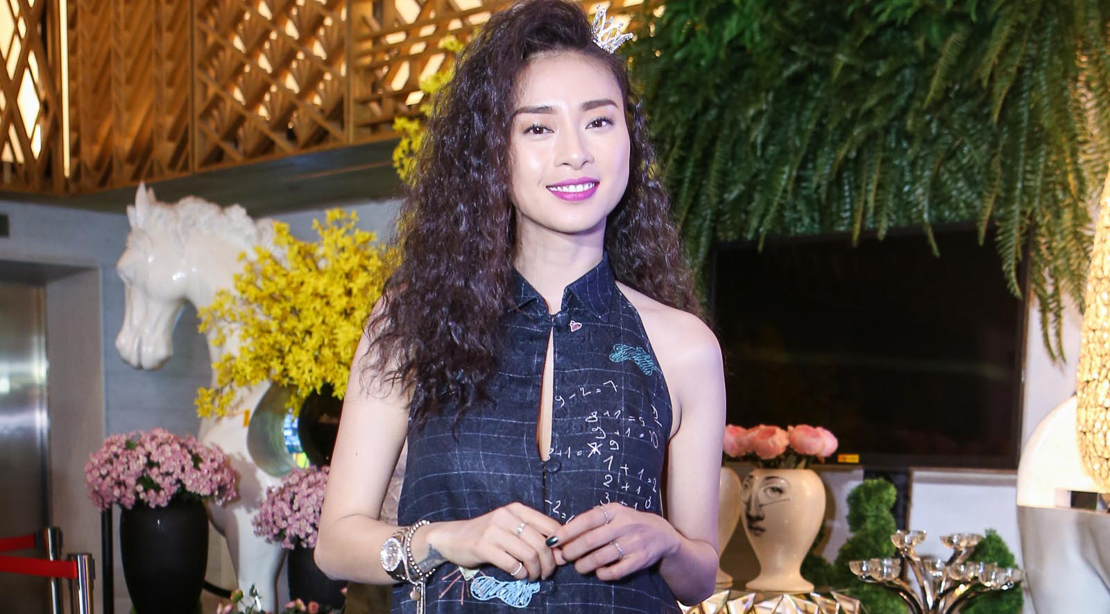 Dan sao Viet khoe phong cach tren tham do thoi trang hinh anh