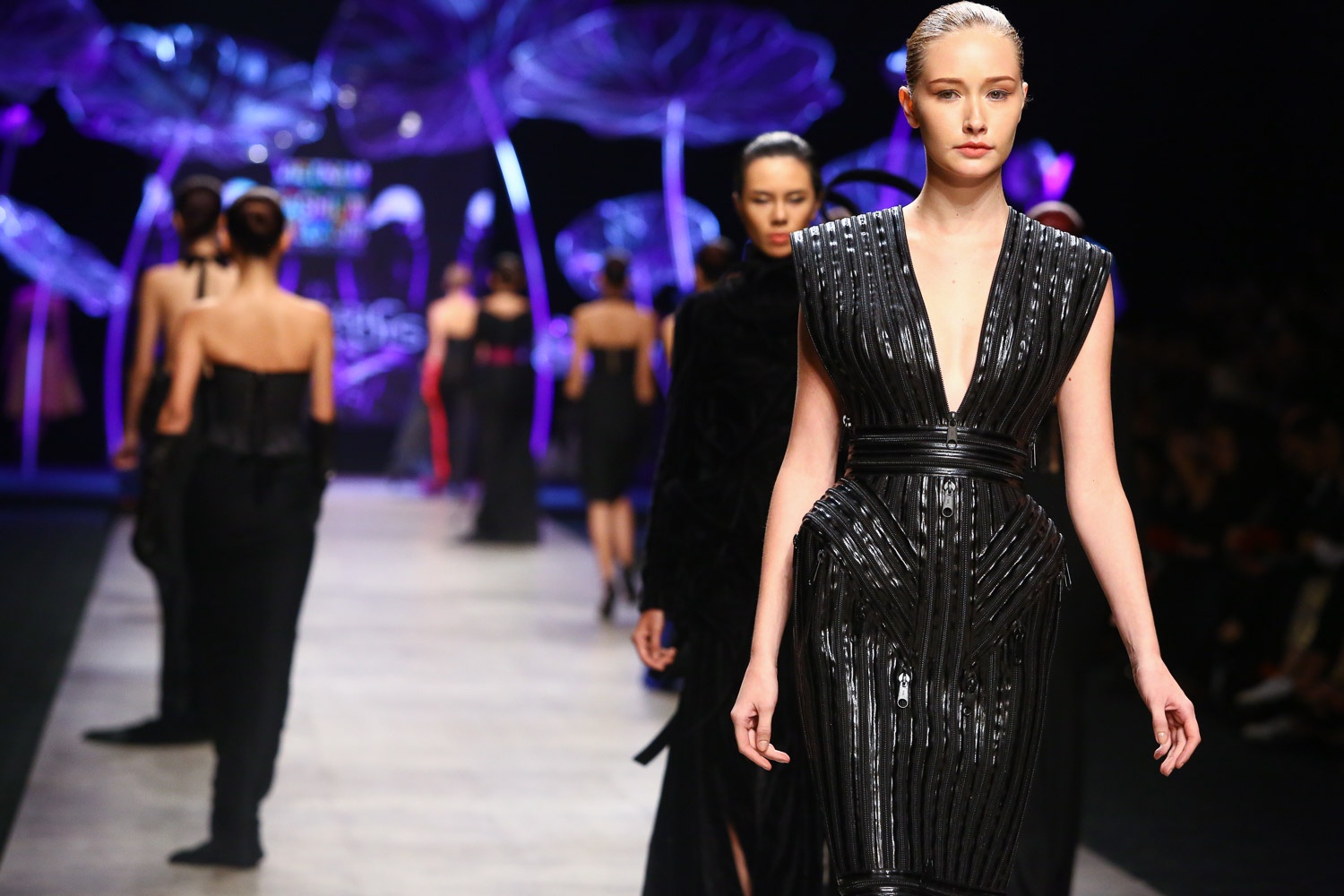 Nhung nang tien hac am - NTK Eymeric Francoism hinh anh