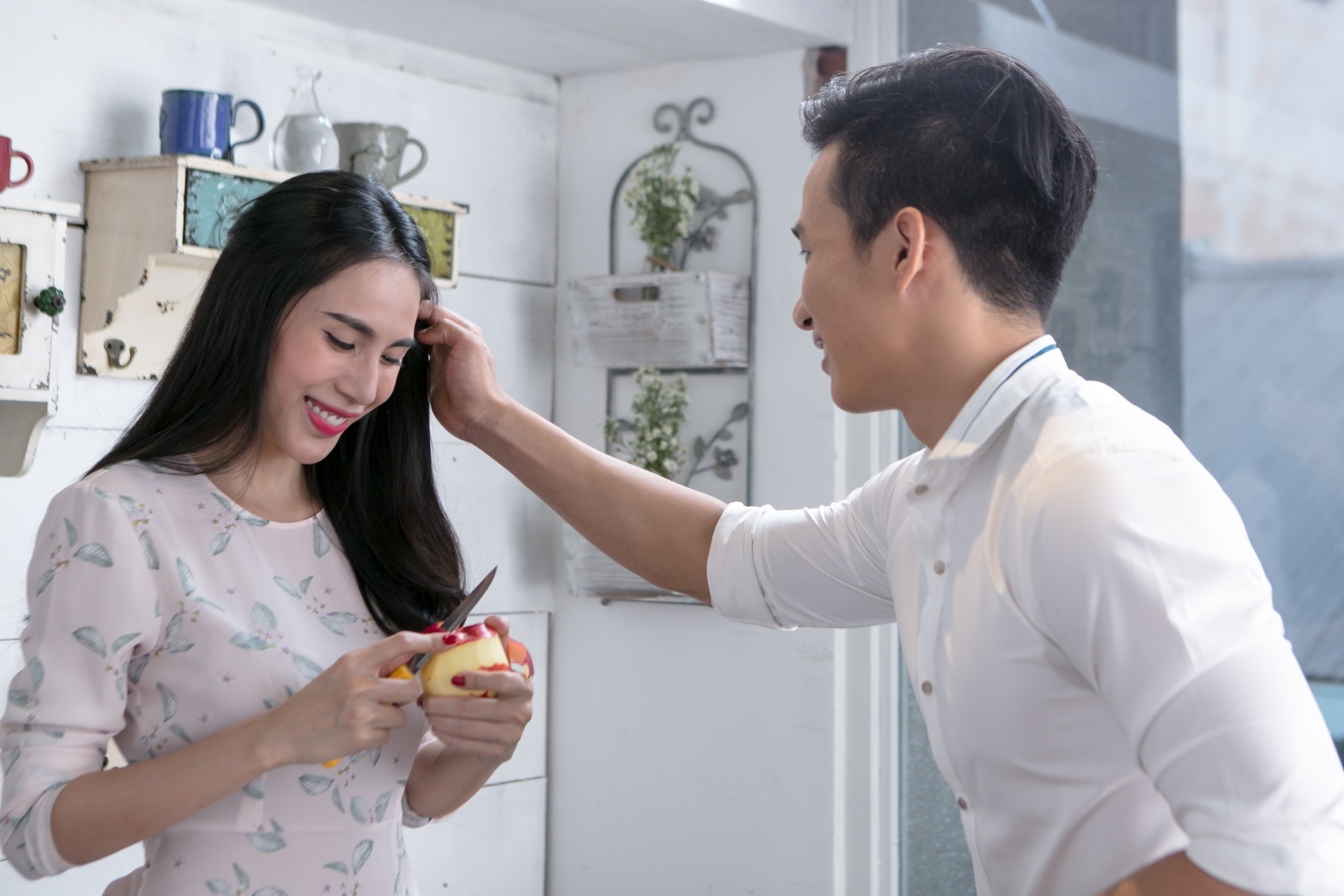 Thuy Tien phai long chang trai la trong MV moi hinh anh