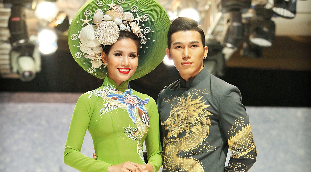Ao dai doi noi bat tren san catwalk thang 4 hinh anh