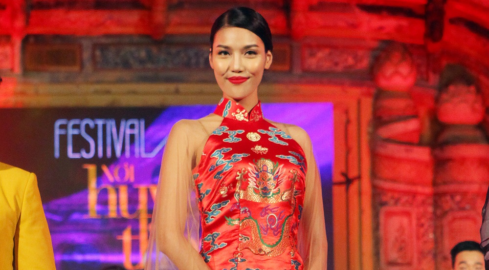 Lan Khue dien ao dai gam duyen dang o Festival Hue hinh anh