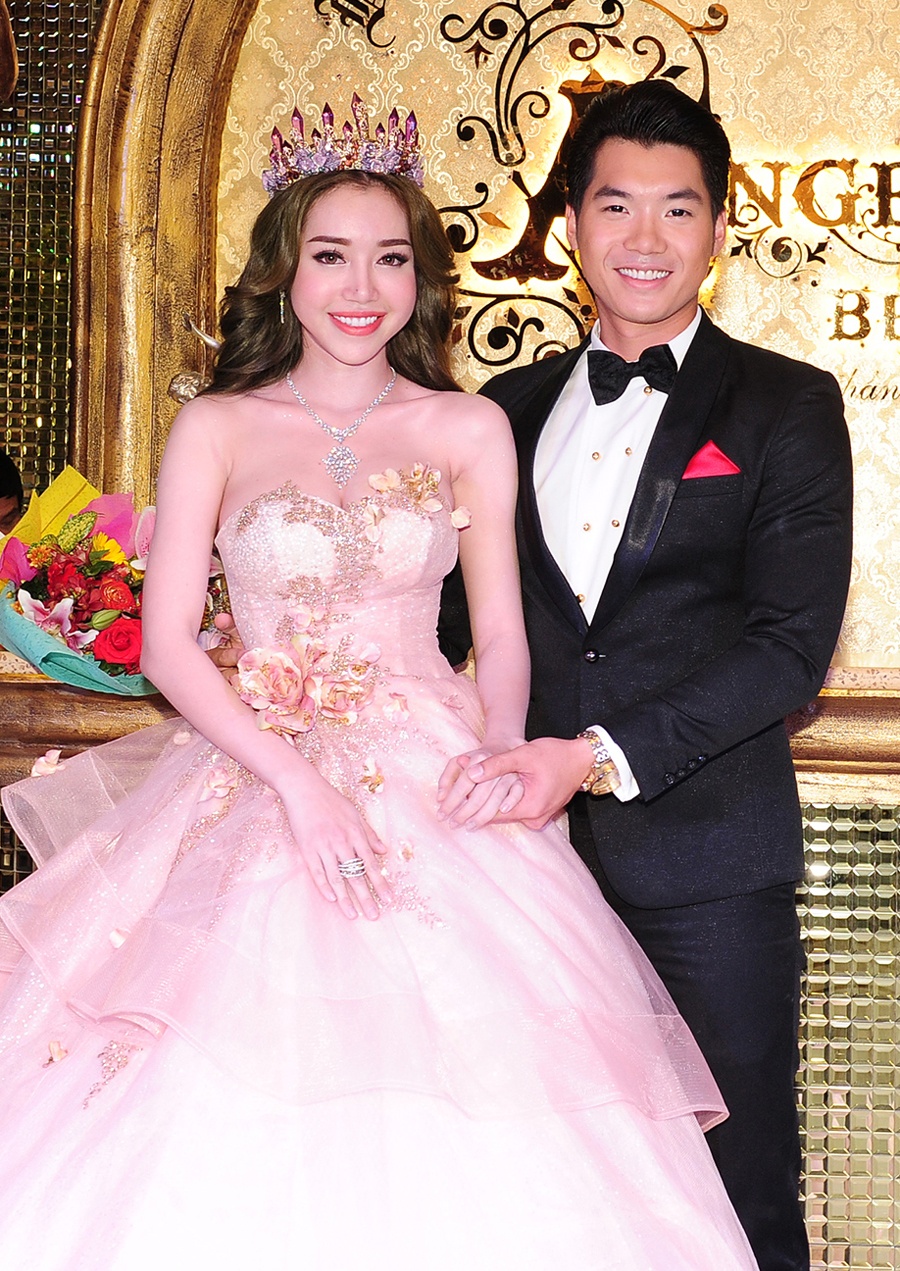 Elly Tran goi cam di tiec anh 3