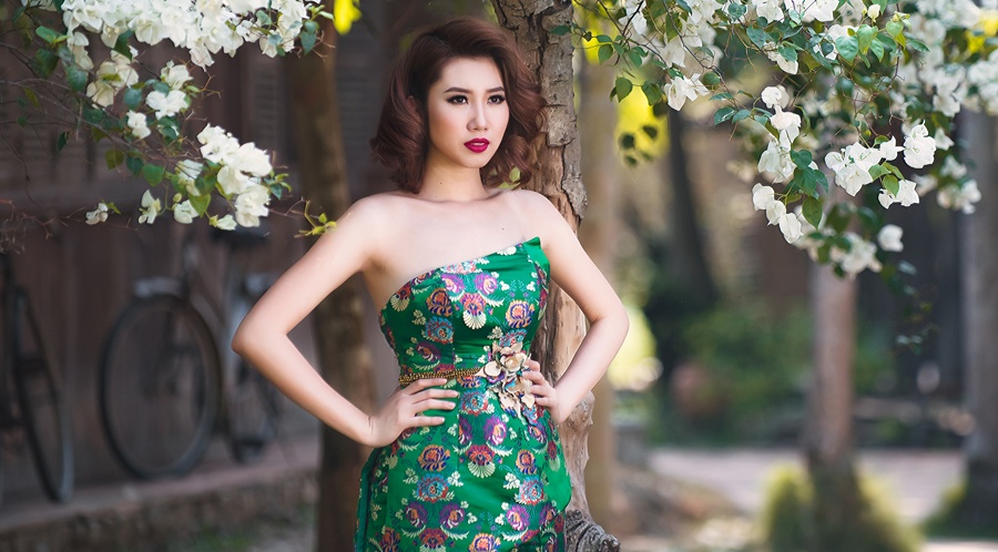 Thuy Ngan khoe vai tran goi cam voi trang phuc gam hinh anh