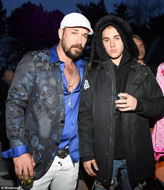 Justin Bieber chụp ảnh cùng hổ ảnh 3 Justin Bieber chup anh cung ho anh 3