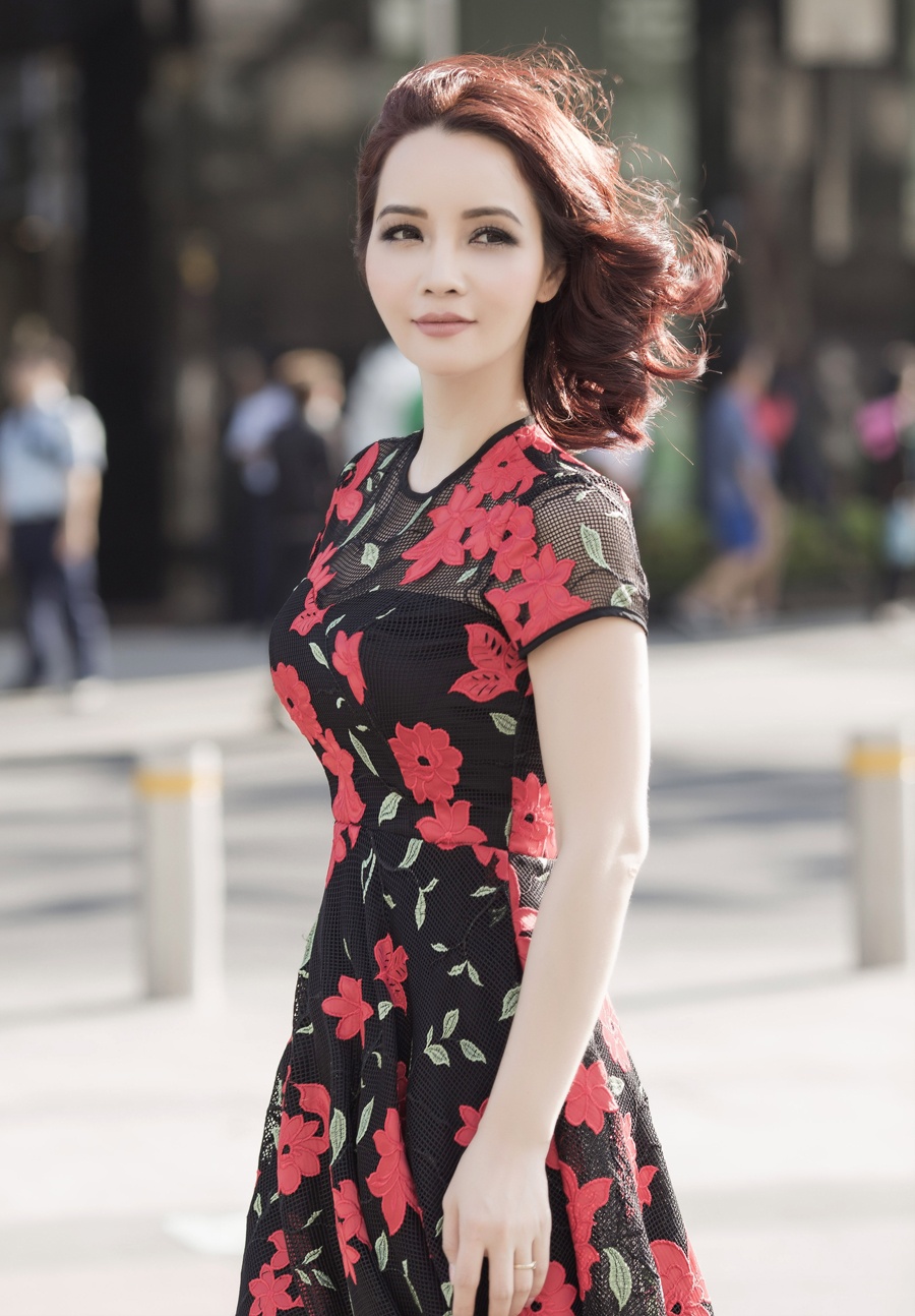Street style cua Mai Thu Huyen anh 2