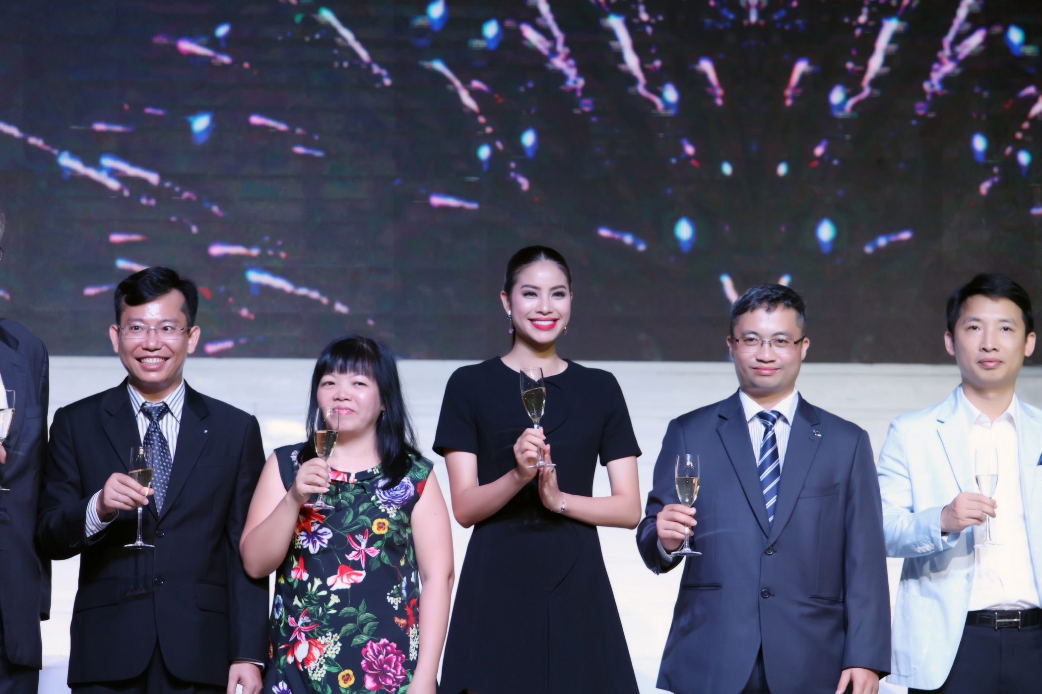 Pham Huong di su kien anh 7