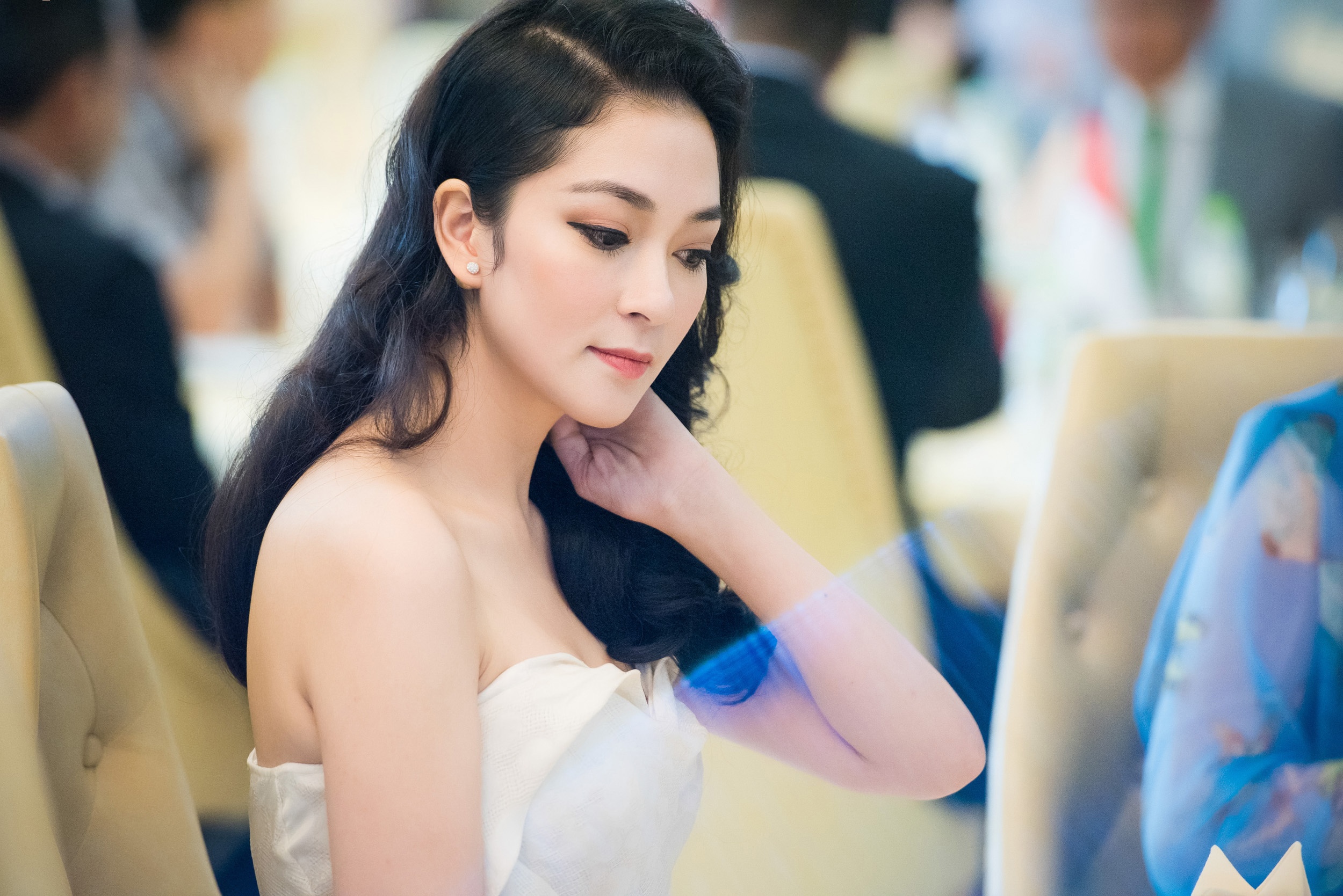 Nguyen Thi Huyen dien dam cup nguc quyen ru hinh anh