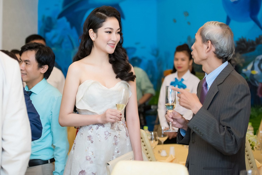 Nguyen Thi Huyen tro lai anh 5