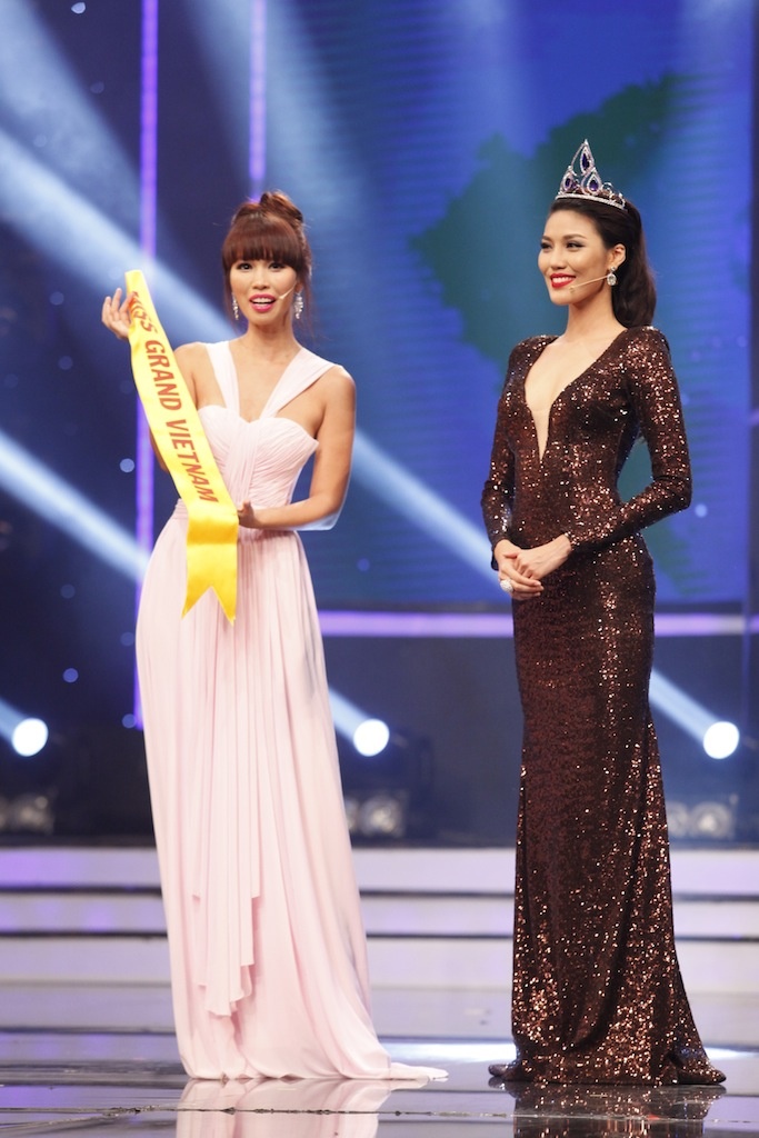 Quynh Chau dan dau Hoa khoi Ao dai anh 1