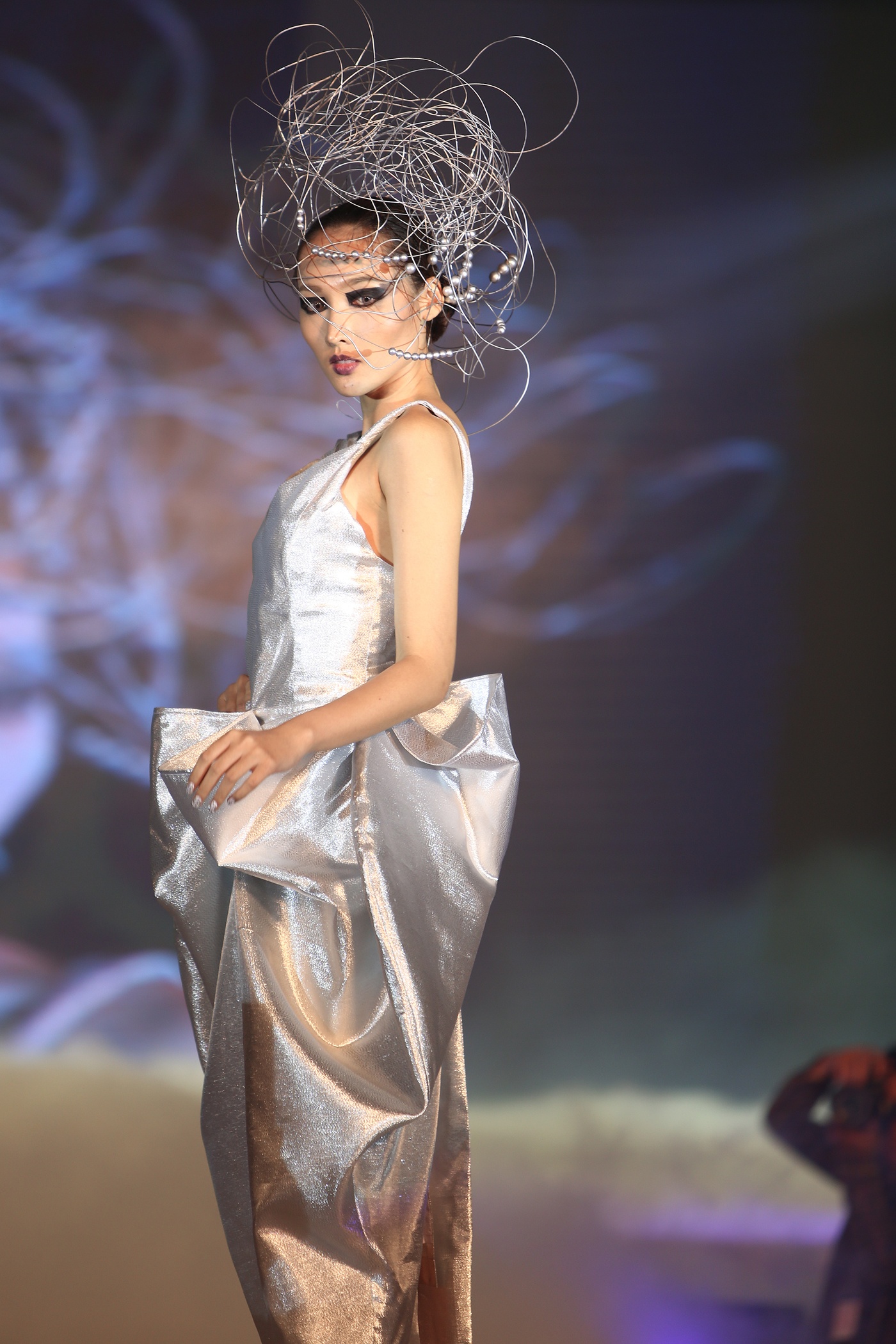 Quỳnh Mai đeo khung sắt ảnh 10 Quynh Mai deo khung sat anh 10