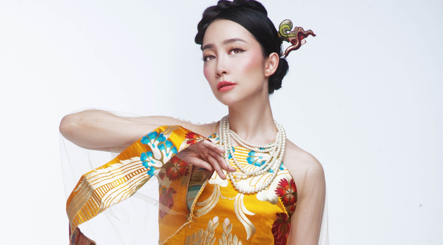 Linh Nga duyen dang trong ao dai gam co dien hinh anh