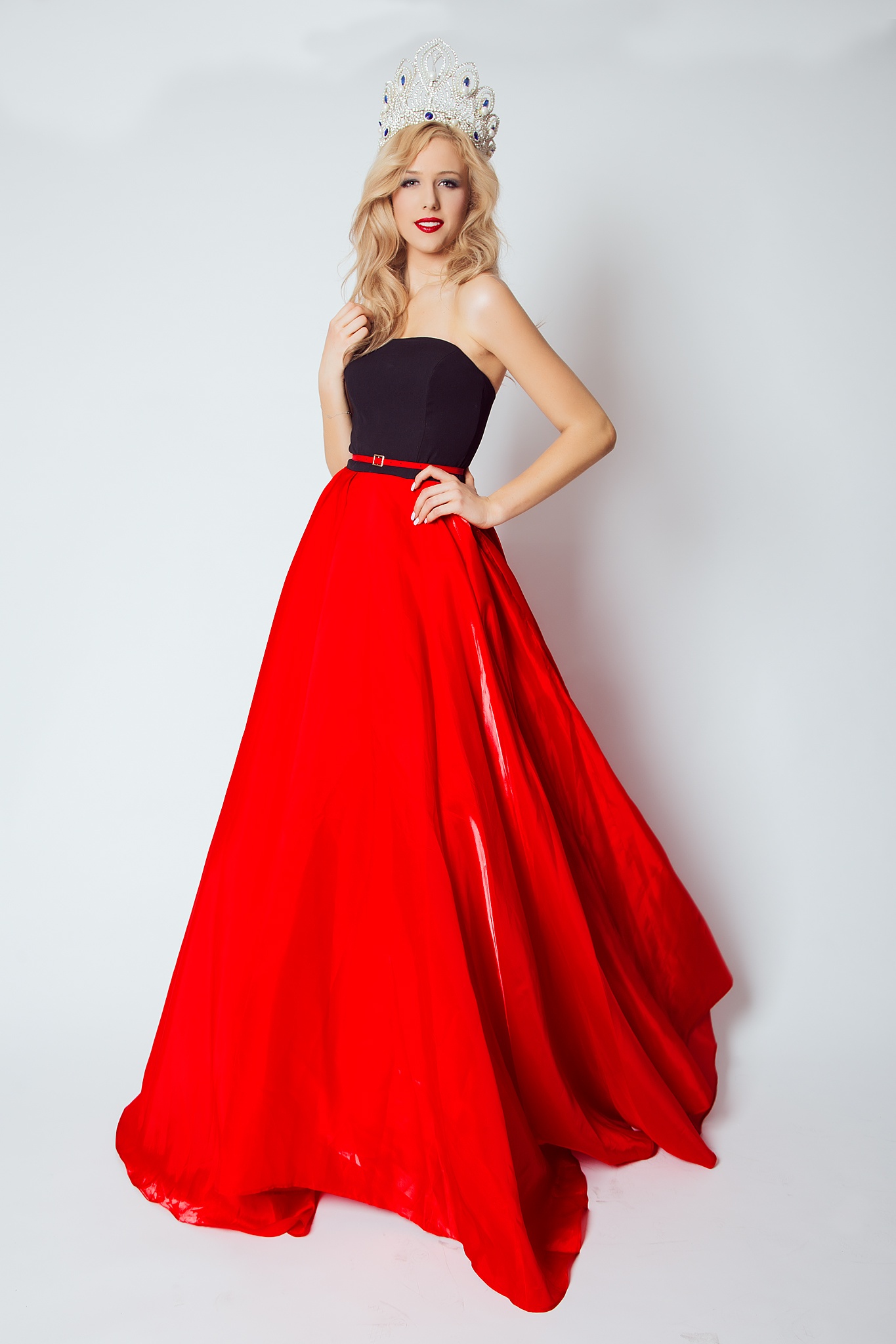 Ha Anh quyen ru ben Hoa hau Toan cau anh 6