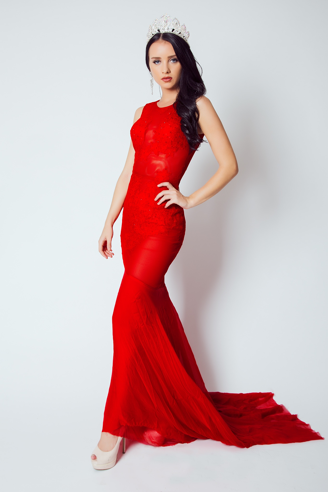 Ha Anh quyen ru ben Hoa hau Toan cau anh 7