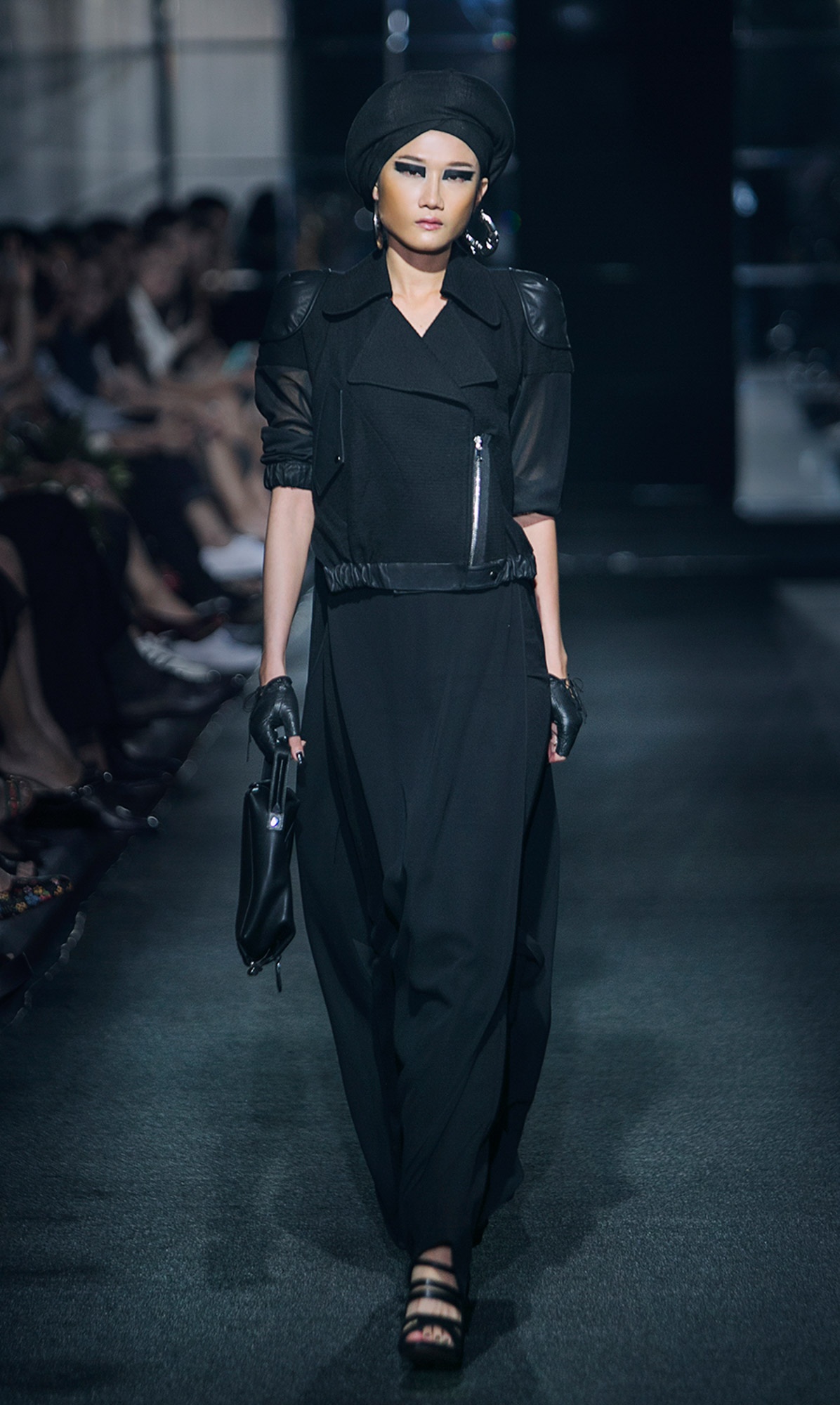 Kha My Van cawalk an tuong anh 2