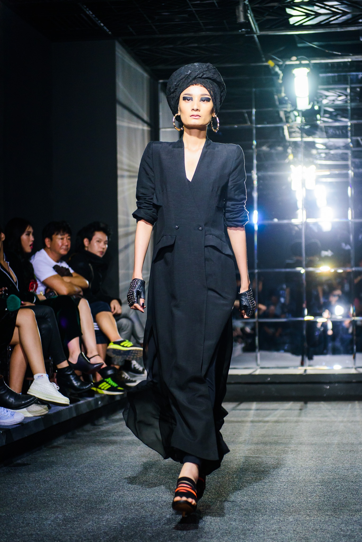 Kha My Van cawalk an tuong anh 4