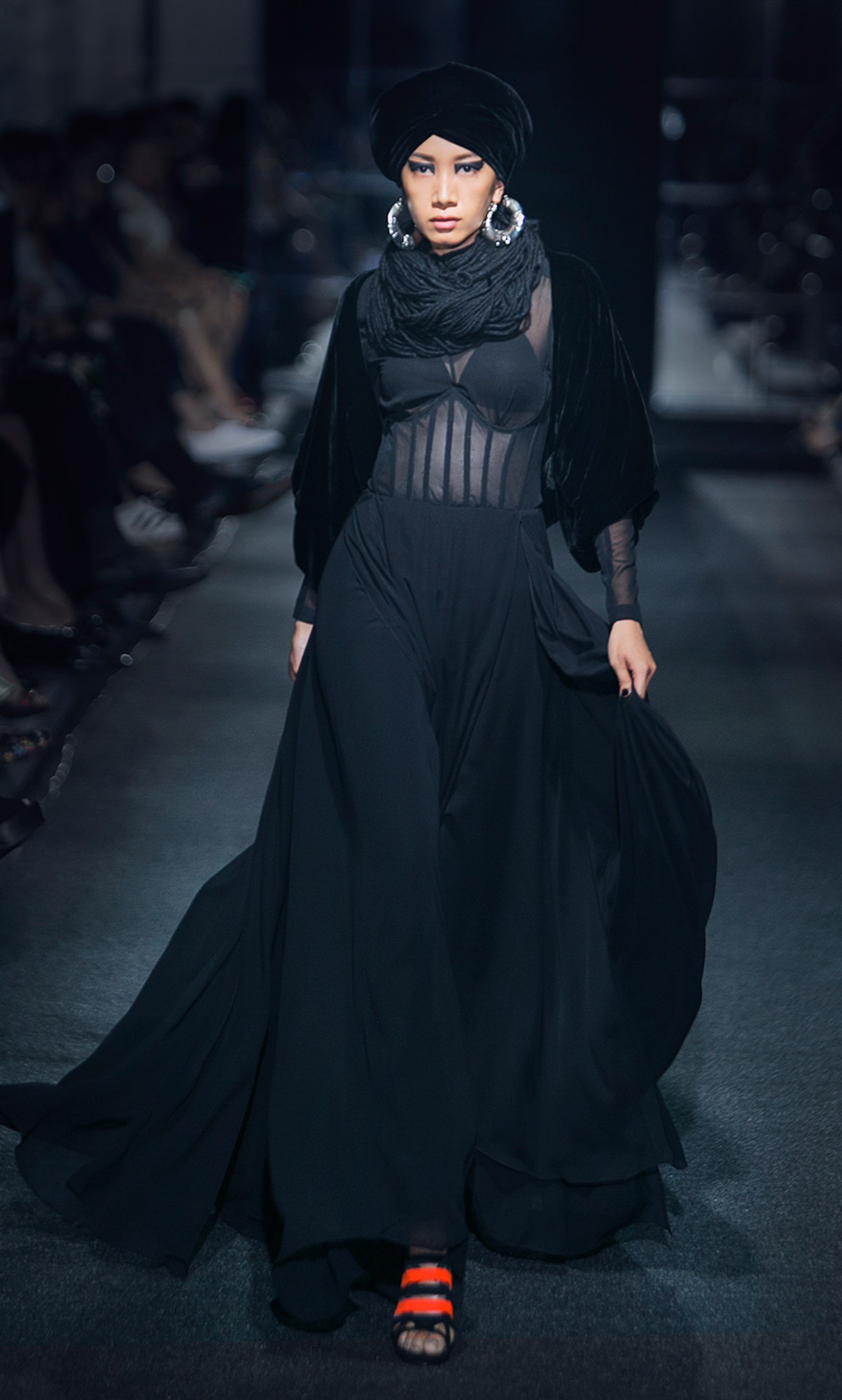 Kha My Van cawalk an tuong anh 8