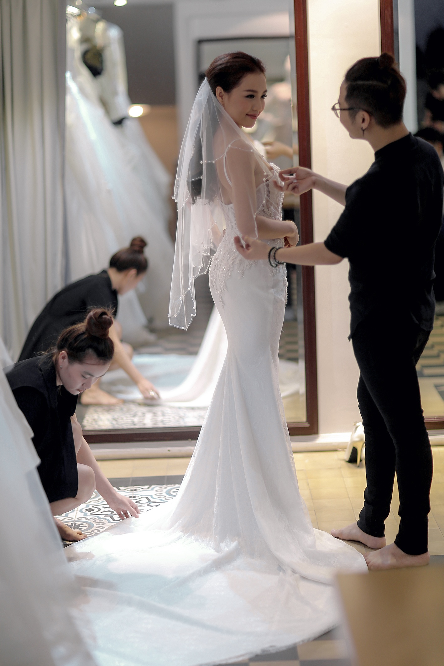 Linh Phi thu trang phuc cuoi anh 3