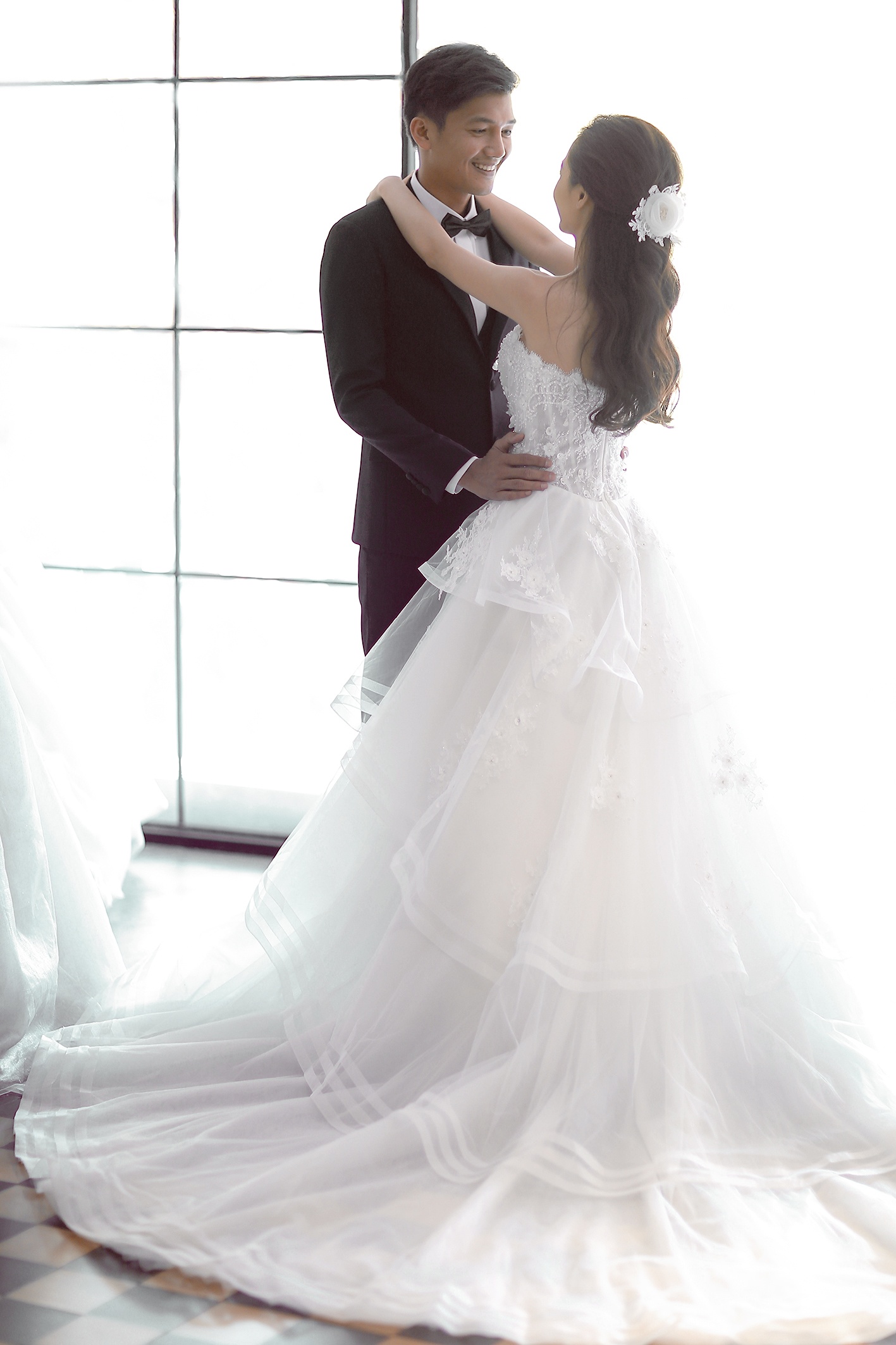 Linh Phi thu trang phuc cuoi anh 6