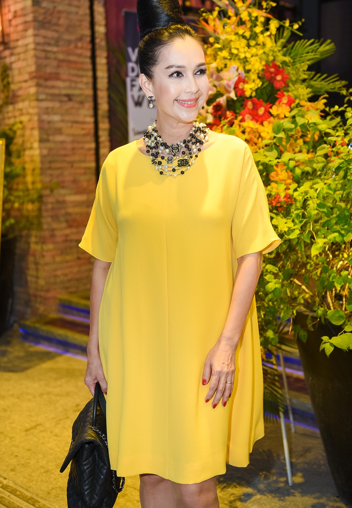 Hong Nhung dien vay cup nguc goi cam anh 5