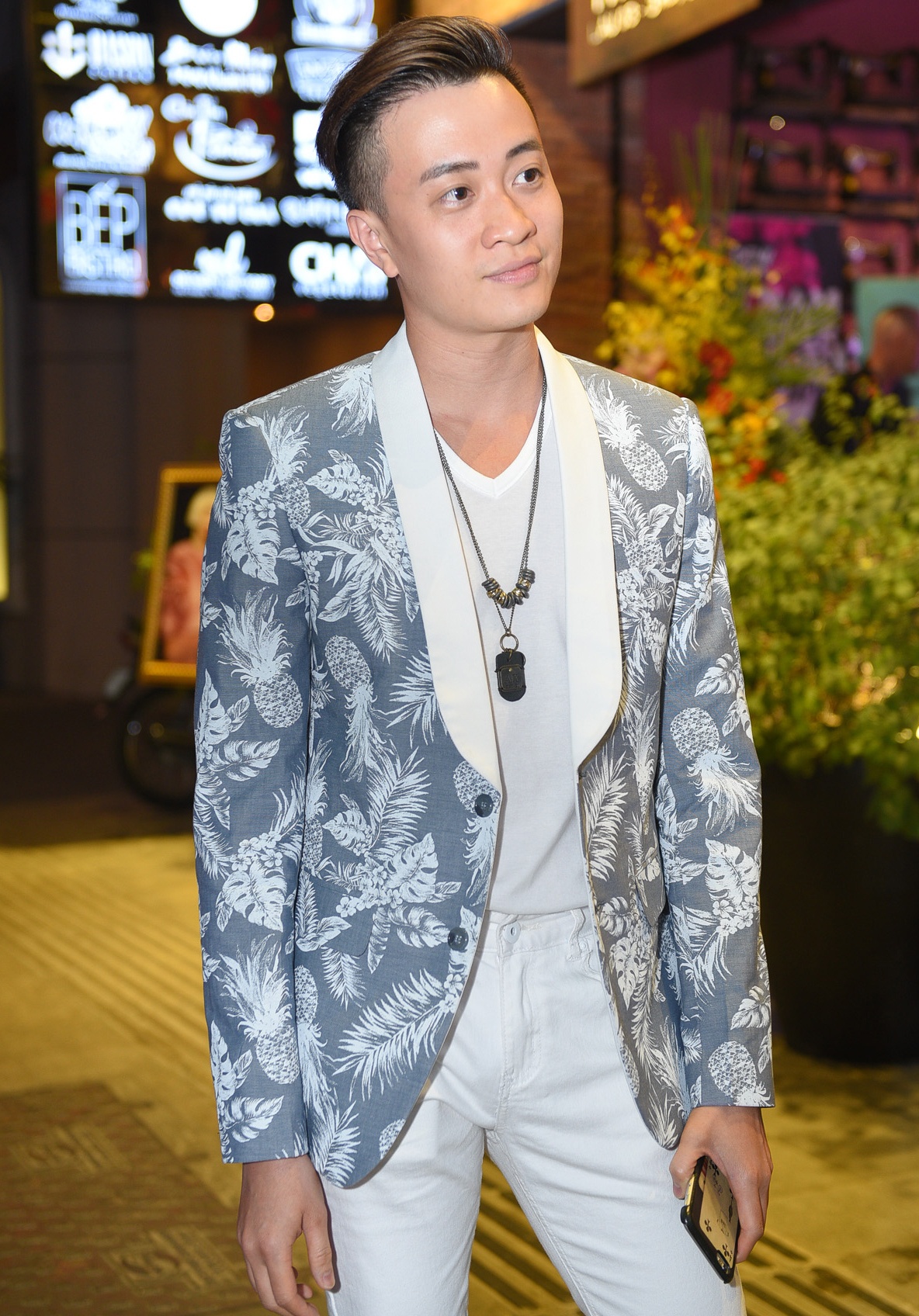 Hong Nhung dien vay cup nguc goi cam anh 7