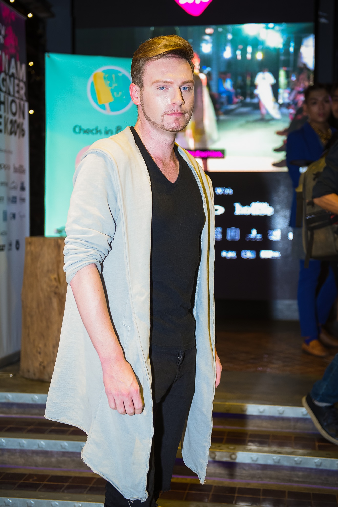 Hong Nhung dien vay cup nguc goi cam anh 8