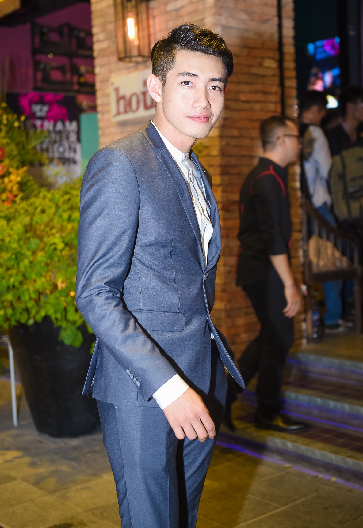 Hong Nhung dien vay cup nguc goi cam anh 10