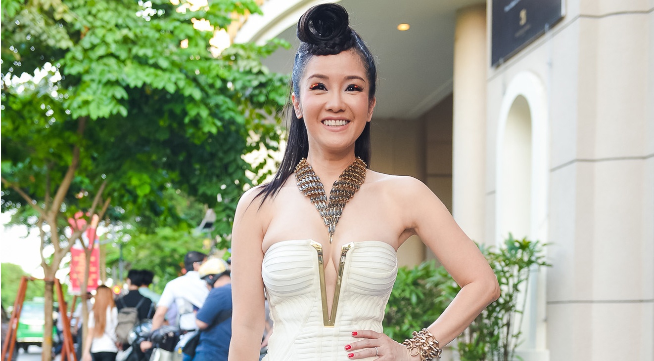 Hong Nhung dien vay cup nguc di xem thoi trang hinh anh