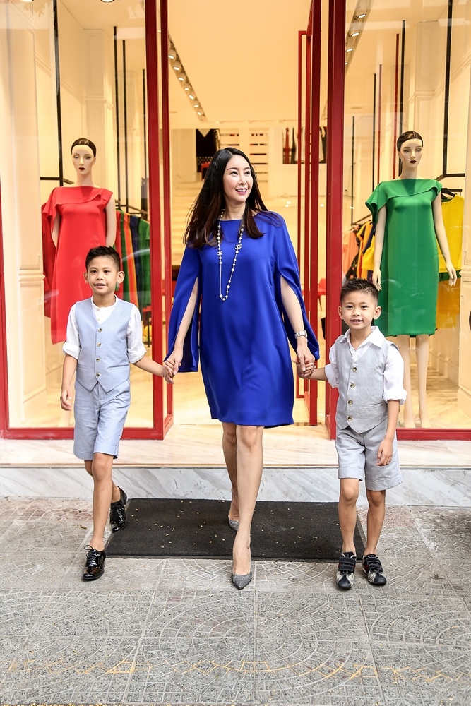 Ha Kieu Anh dua hai con trai di dien anh 7