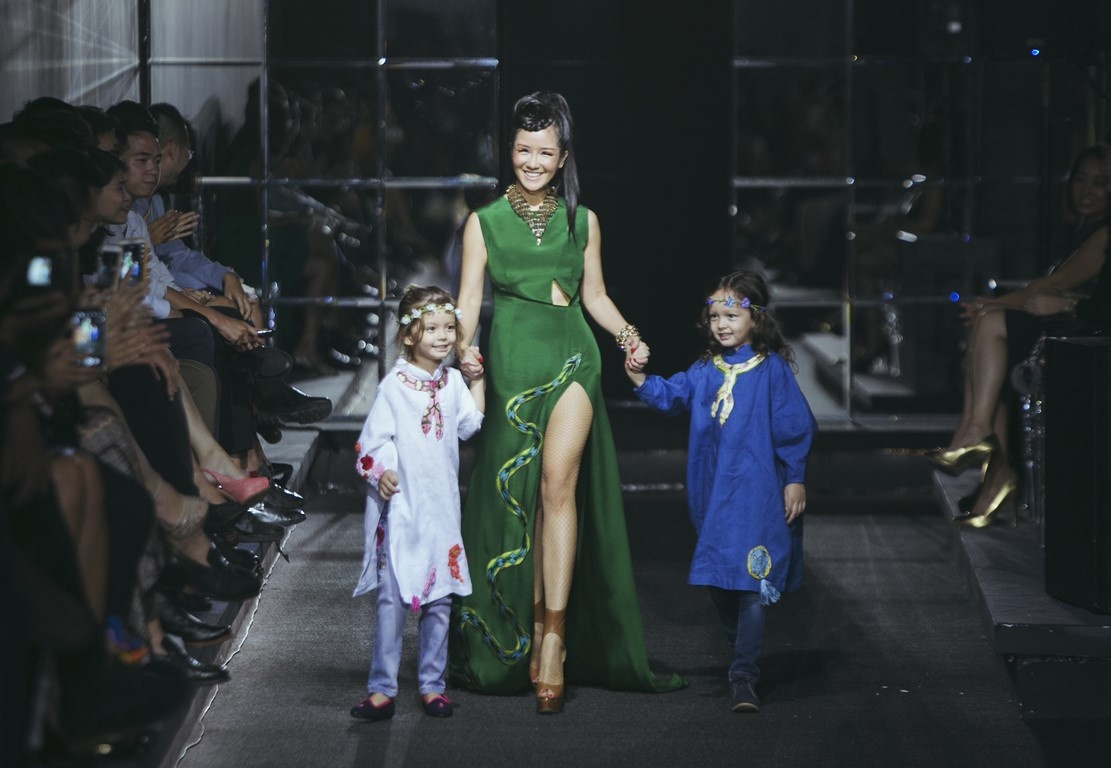 Cap song sinh nha Hong Nhung dien thoi trang anh 1