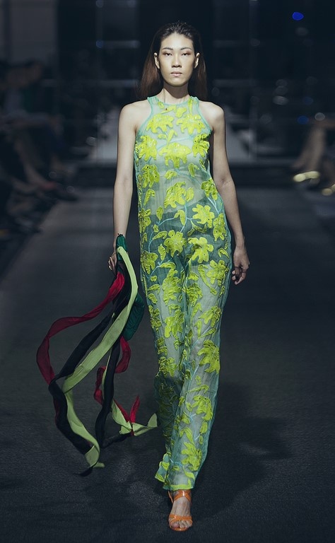 Cap song sinh nha Hong Nhung dien thoi trang anh 10