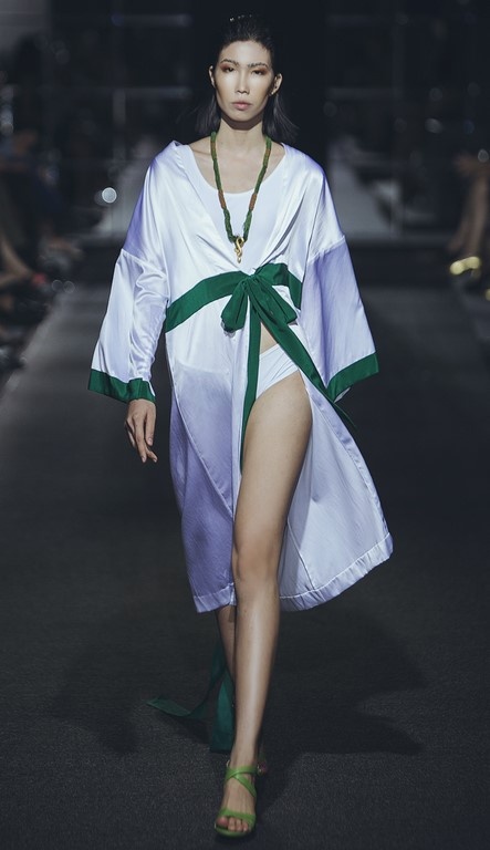 Cap song sinh nha Hong Nhung dien thoi trang anh 11