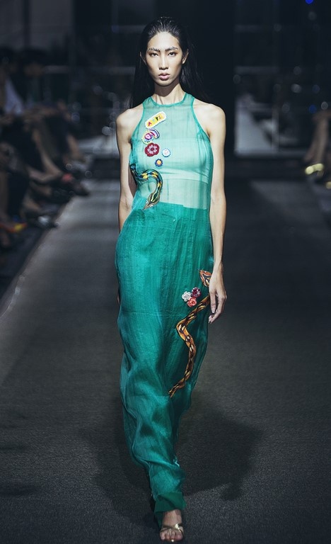 Cap song sinh nha Hong Nhung dien thoi trang anh 12