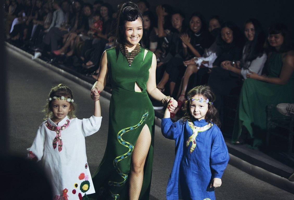 Cap song sinh nha Hong Nhung tinh nghich tren san dien hinh anh