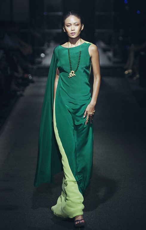 Cap song sinh nha Hong Nhung dien thoi trang anh 3