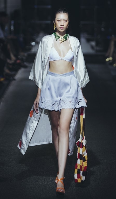 Cap song sinh nha Hong Nhung dien thoi trang anh 9