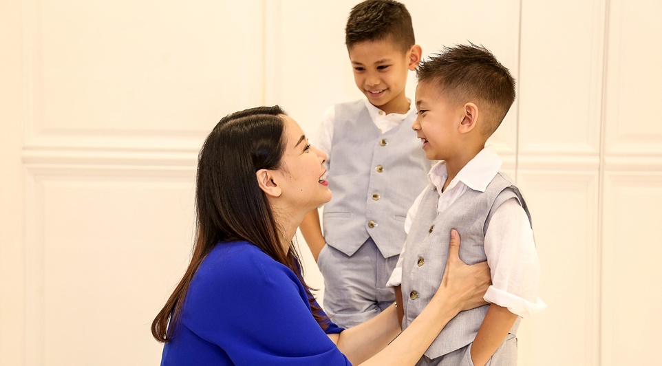 Ha Kieu Anh dua hai con trai di thu trang phuc cho show dien hinh anh