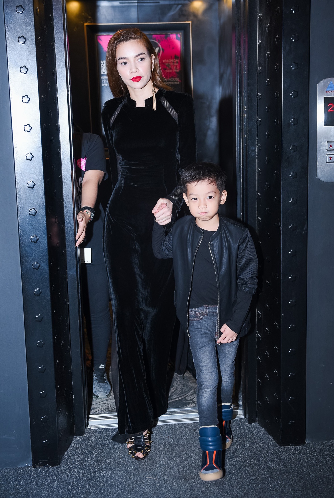 Ho Ngoc Ha dua Subeo di xem thoi trang anh 1