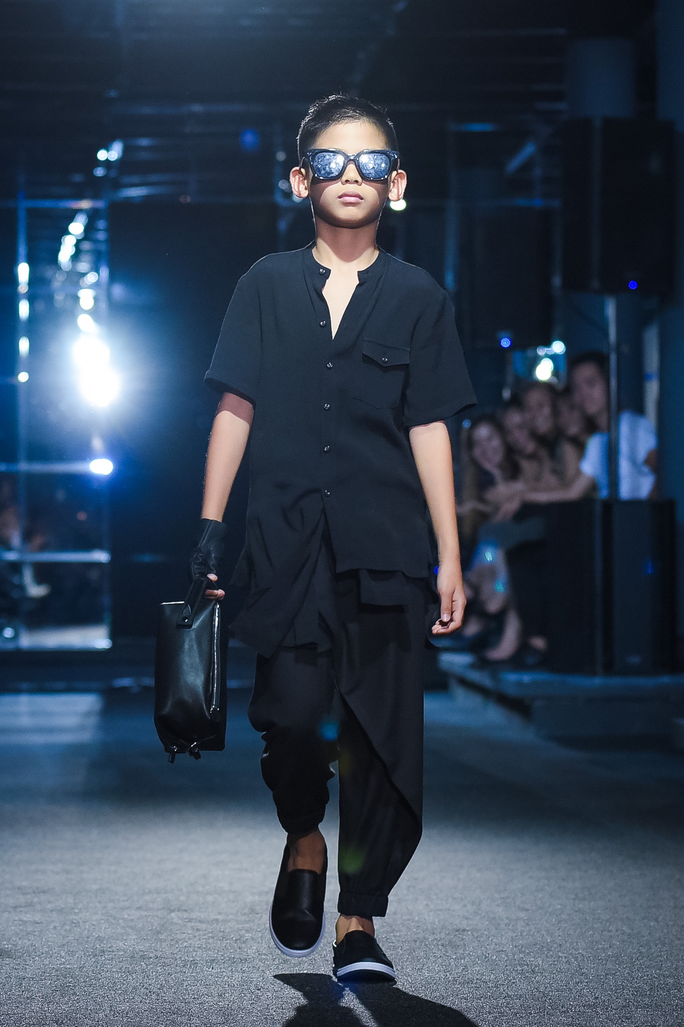 Con trai Ha Kieu Anh dien thoi trang anh 3