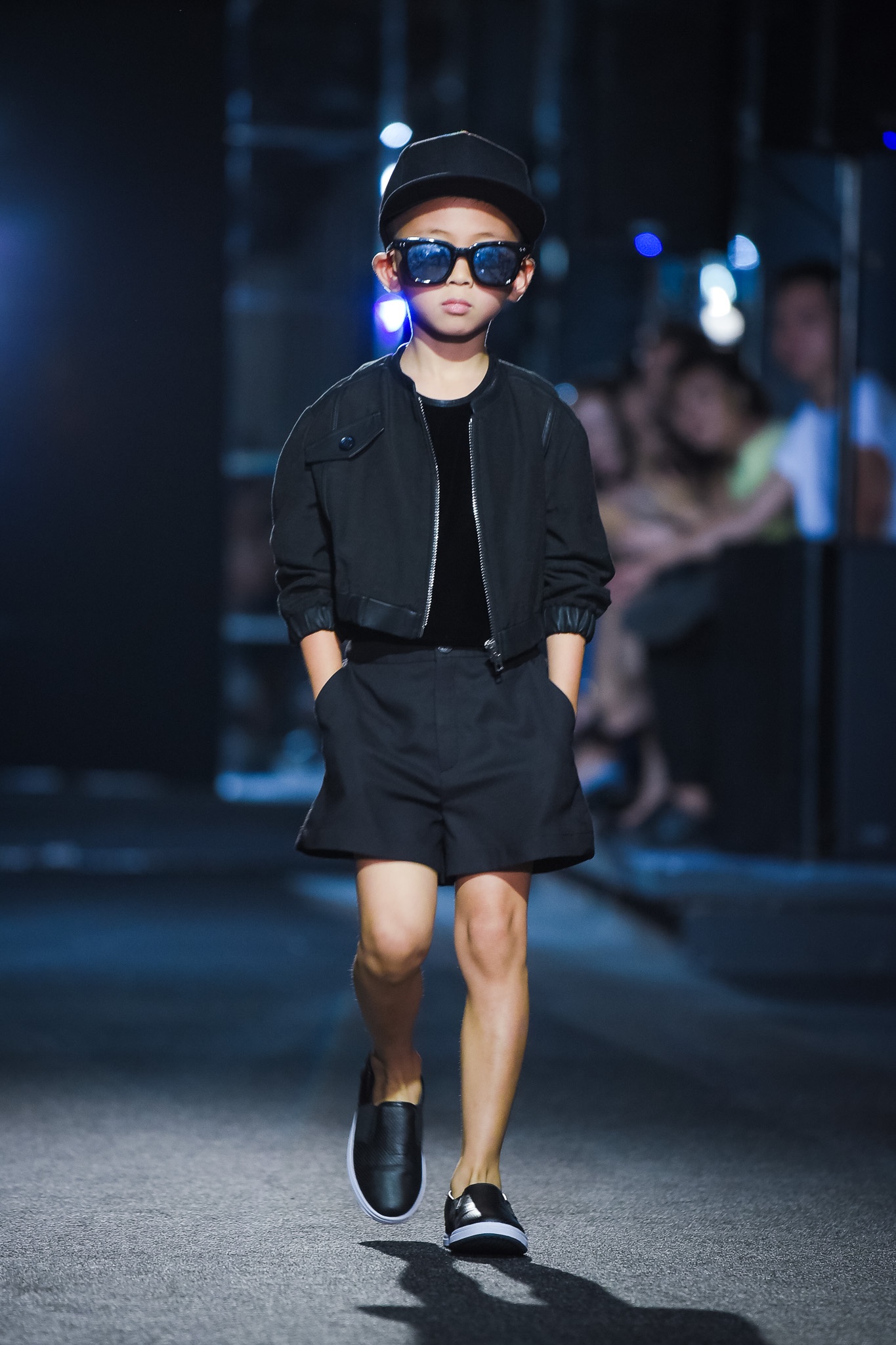 Con trai Ha Kieu Anh dien thoi trang anh 4