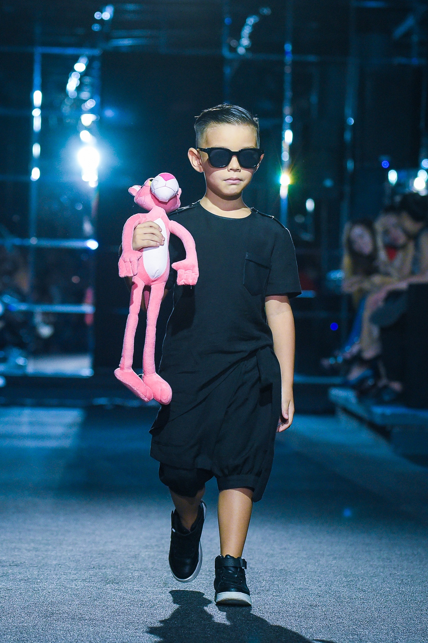 Con trai Ha Kieu Anh dien thoi trang anh 9