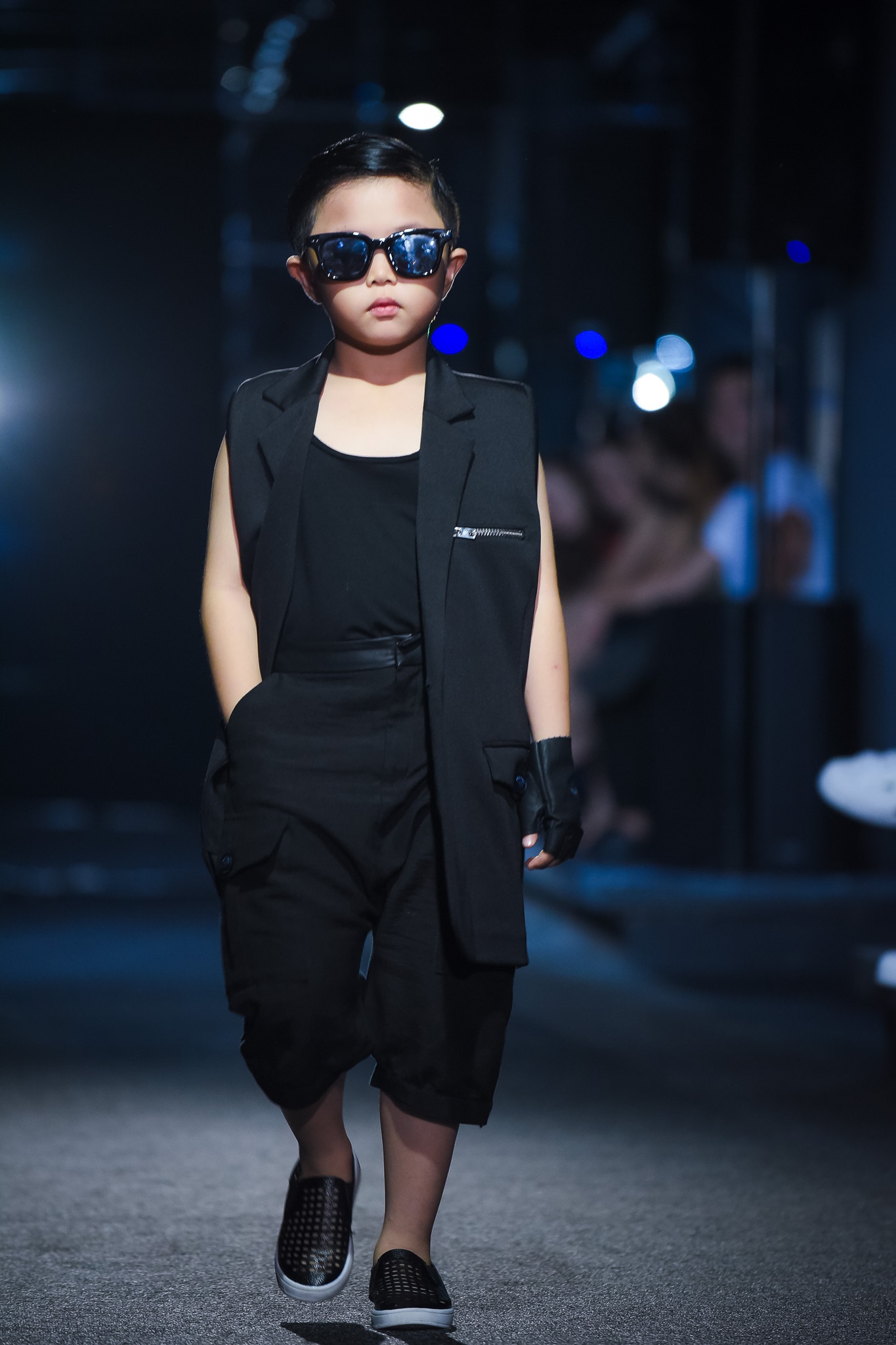 Con trai Ha Kieu Anh dien thoi trang anh 11